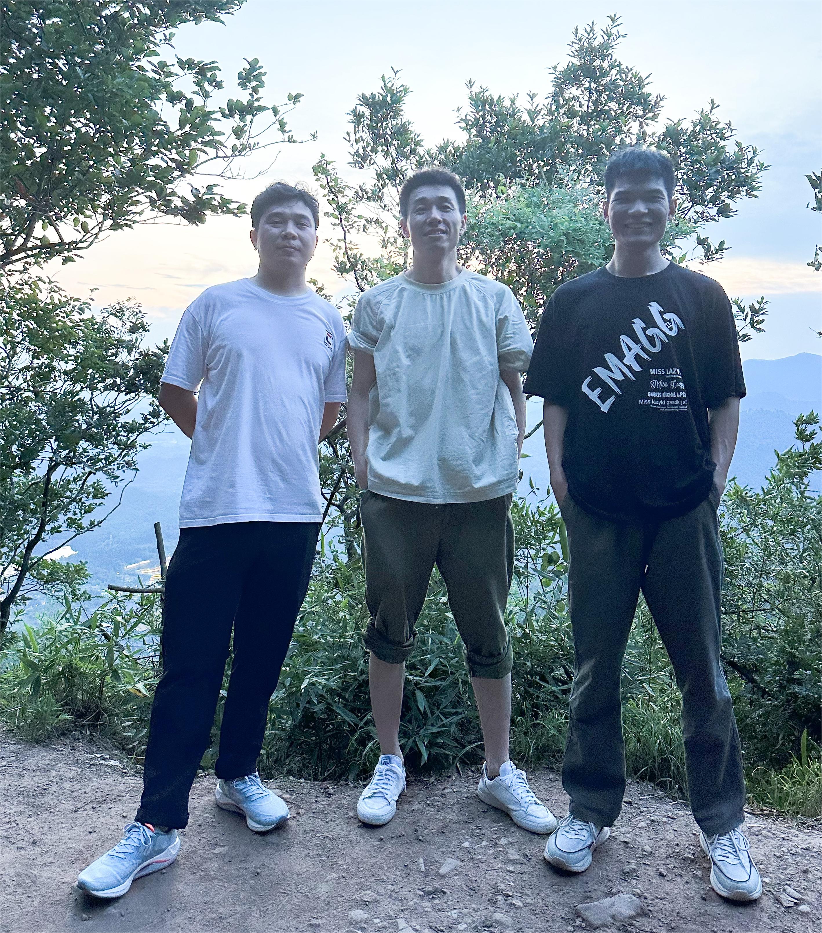 Ang pagbuo ng koponan sa Pinnacle Hill sa Westul Company